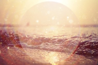 denizin üzerinde arka plan günbatımı