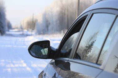  Kış yol ve araba penceresi