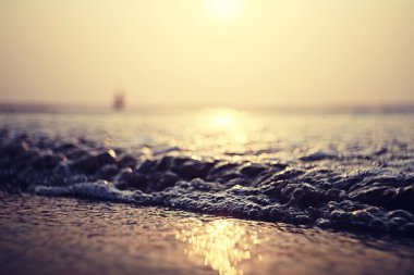 gün batımında denizde yaz 