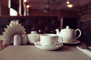 Bir kafede çaydanlık ve çay.