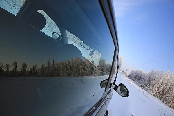 Carretera de invierno y ventana del coche —  Fotos de Stock