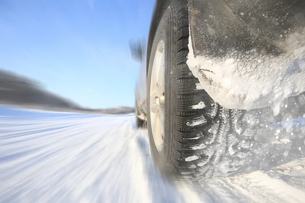 Inverno viaggio su strada nella natura — Foto Stock