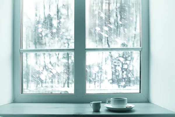 Ранкова кава на вікні — стокове фото