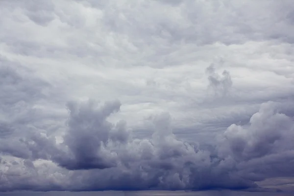 Céu cinzento sombrio — Fotografia de Stock