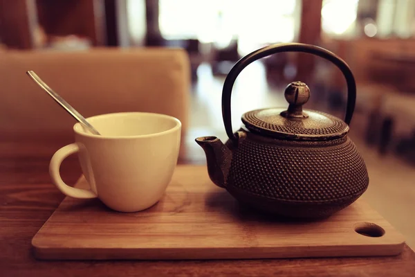 Tetera y taza de té en un café —  Fotos de Stock