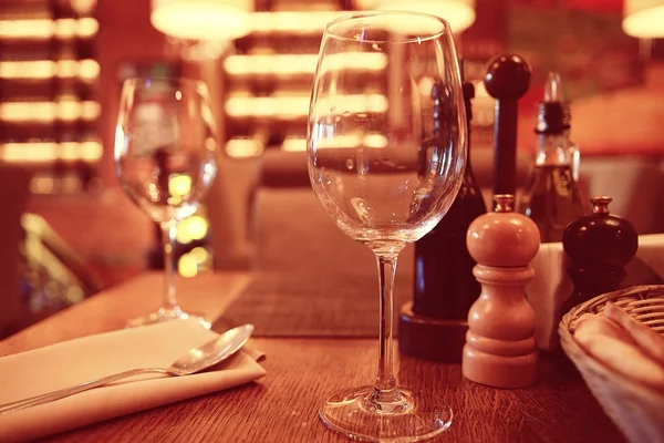 Glaswaren im Inneren des Restaurants — Stockfoto