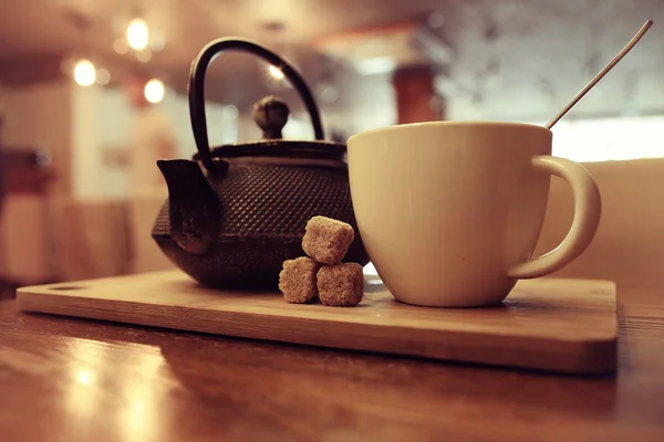Bule e xícara de chá em um café — Fotografia de Stock