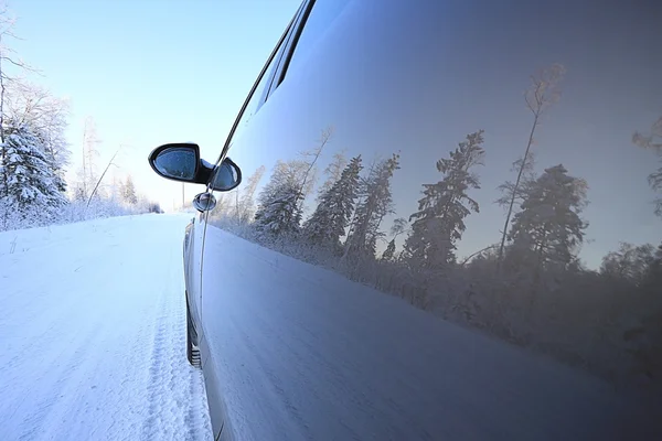 Carretera de invierno y ventana del coche —  Fotos de Stock