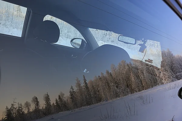 Carretera de invierno y ventana del coche —  Fotos de Stock