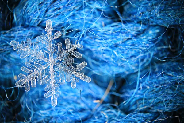 Naturliga snöflinga på bakgrund — Stockfoto