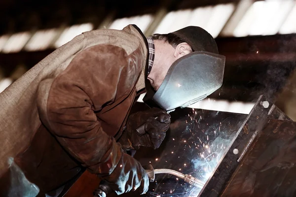 Soldador trabajando en la fábrica — Foto de Stock