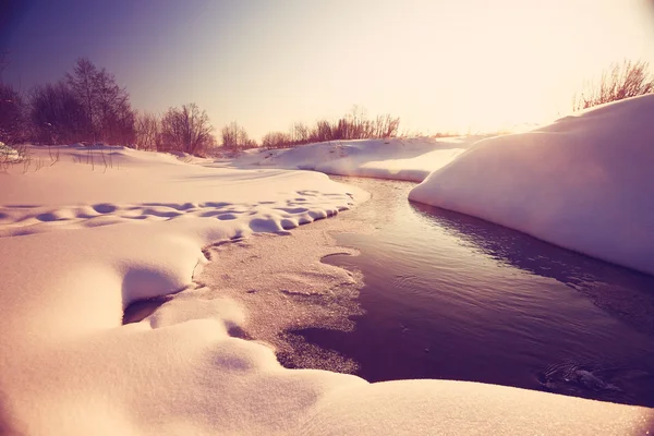 Mars på creek snön — Stockfoto