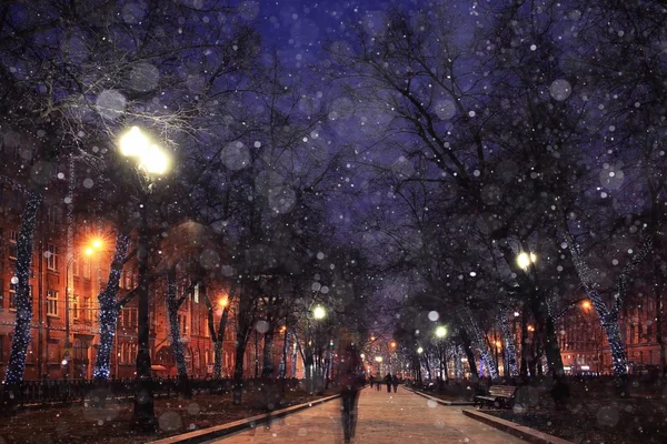 Νύχτα χειμερινό τοπίο στο δρομάκι — Φωτογραφία Αρχείου