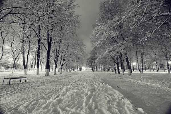 Paisaje nocturno en ciudad de invierno — Foto de Stock