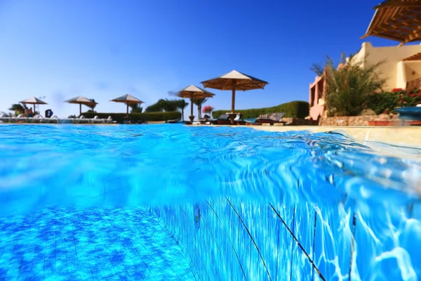 Hotelový resort bazén — Stock fotografie