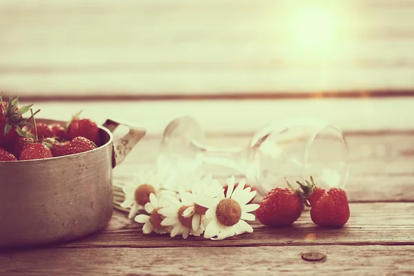 Tazón de fresas en el fondo — Foto de Stock