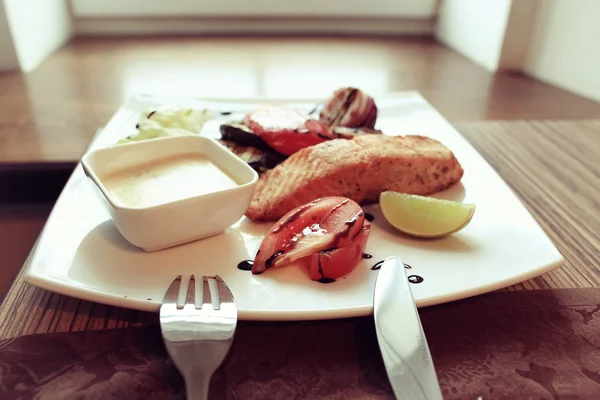 Гриль лосося в ресторані — стокове фото