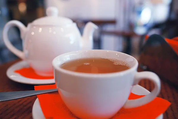 Bule e xícara de chá em um café — Fotografia de Stock