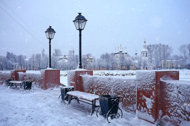 Şehir parkındaki manzara tezgahı Kış ayazı, Noel sabahı şehirde