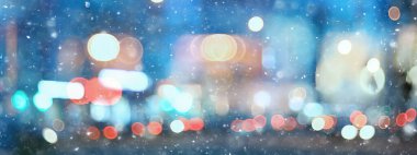 Soyut kar arka planda bulanık şehir ışıkları, kış tatili yeni yıl