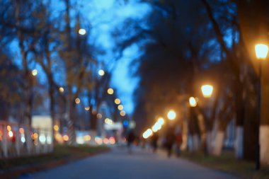 Akşam ışıkları arka planı bulanıklaştırdı. Sonbahar, soyut şehir arka planı, sonbahar.