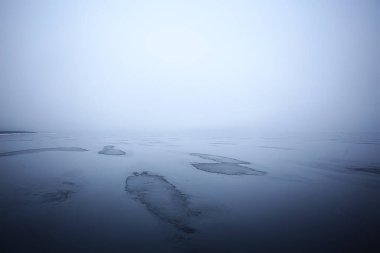 Kış gölü arka planında buzul manzarası, soyut mevsimsel soğuk