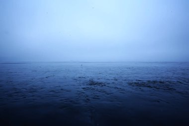 Kış gölü arka planında buzul manzarası, soyut mevsimsel soğuk