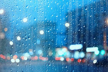 ıslak pencere ışıkları yağmur damlaları, soyut arka plan sonbahar kış ışıltılı cam