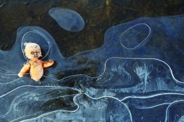 Oyuncak bebek kırılmış korku, kış buzu, arka plan korkusu kayıp çocuk.