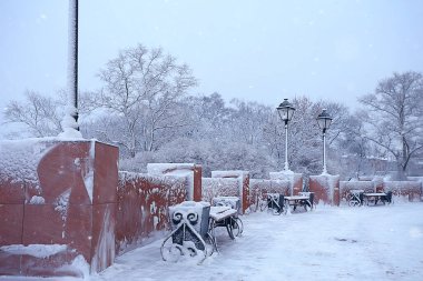 Şehir parkındaki manzara tezgahı Kış ayazı, Noel sabahı şehirde