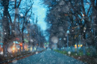 Soyut kar arka planda bulanık şehir ışıkları, kış tatili yeni yıl