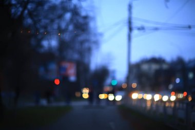 Akşam ışıkları arka planı bulanıklaştırdı. Sonbahar, soyut şehir arka planı, sonbahar.