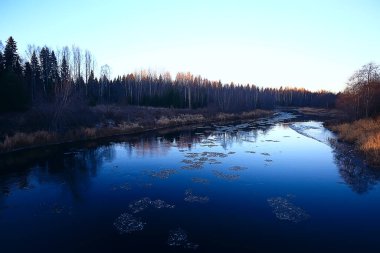Buz gibi nehir Kasım ayı, mevsimlik doğa kışı.