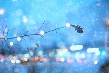 Soyut kar arka planda bulanık şehir ışıkları, kış tatili yeni yıl