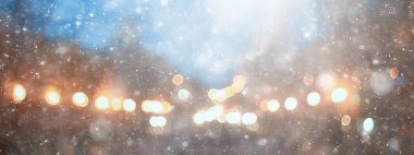 Soyut kar arka planda bulanık şehir ışıkları, kış tatili yeni yıl