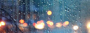 ıslak pencere ışıkları yağmur damlaları, soyut arka plan sonbahar kış ışıltılı cam