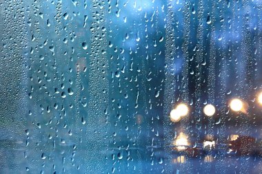 ıslak pencere ışıkları yağmur damlaları, soyut arka plan sonbahar kış ışıltılı cam
