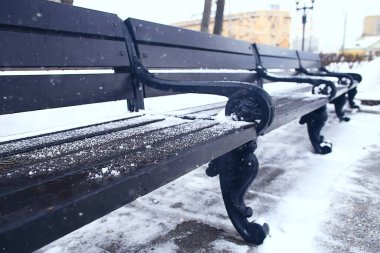 Şehir parkındaki manzara tezgahı Kış ayazı, Noel sabahı şehirde