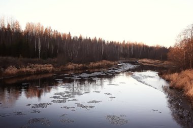 Buz gibi nehir Kasım ayı, mevsimlik doğa kışı.