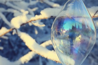 Cam Noel ağacı oyuncağı doğası, noel kartı Finlandiya, Laponya dekor manzarası