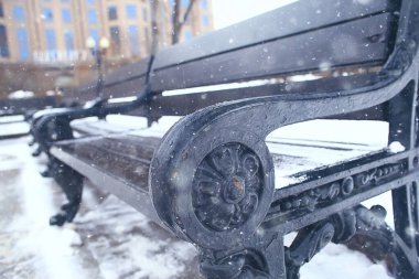 Şehir parkındaki manzara tezgahı Kış ayazı, Noel sabahı şehirde