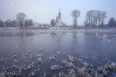 Vologda 'da dondurucu nehrin kıyısındaki kış manzarası kilisesi, Hristiyanlık vaftiz Rusya Noel' i.