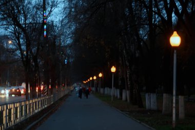 Akşam ışıkları arka planı bulanıklaştırdı. Sonbahar, soyut şehir arka planı, sonbahar.
