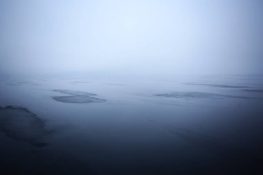 Kış gölü arka planında buzul manzarası, soyut mevsimsel soğuk