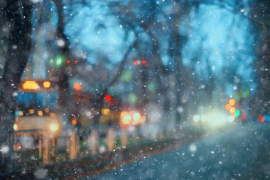 Soyut kar arka planda bulanık şehir ışıkları, kış tatili yeni yıl