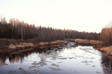 Buz gibi nehir Kasım ayı, mevsimlik doğa kışı.