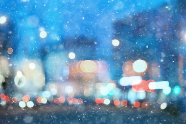 Soyut kar arka planda bulanık şehir ışıkları, kış tatili yeni yıl
