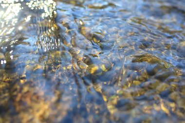 Temiz şeffaf temiz su akışı arka plan doğa soyut