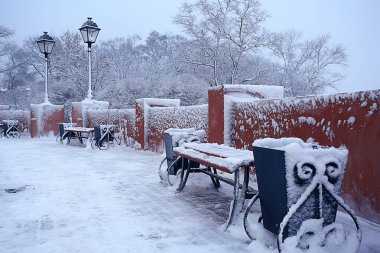 Şehir parkındaki manzara tezgahı Kış ayazı, Noel sabahı şehirde