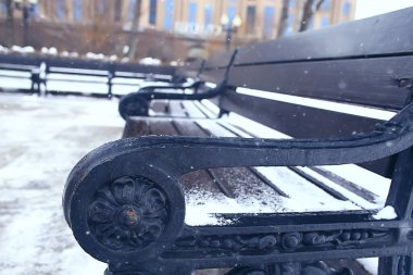 Şehir parkındaki manzara tezgahı Kış ayazı, Noel sabahı şehirde